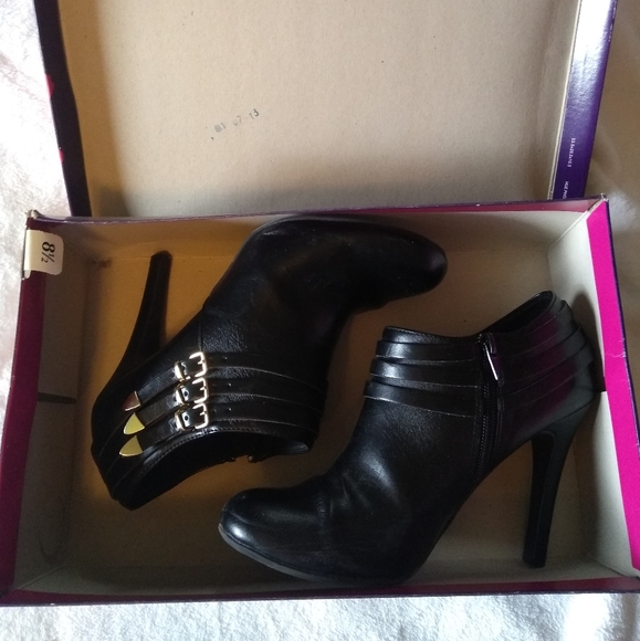 In box fioni heels NWOT - Picture 2 of 6